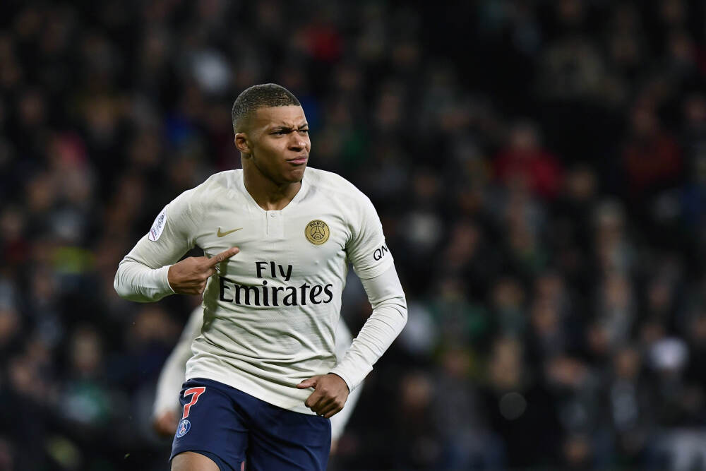 🤩太有灵性了！理查德机警前场板轻轻一点 补篮压哨命中！